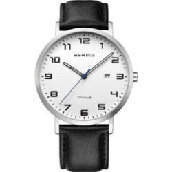 Este reloj marca Bering tiene una caja de Titanio con un diámetro de 40 mm y cuenta con una correa de piel. Dentro de la caja se